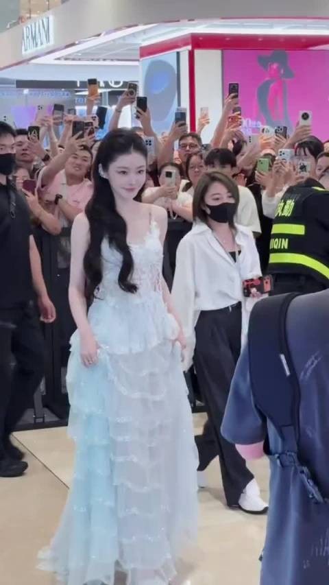 宋轶生图头身比绝，锁骨发造型比例拉满