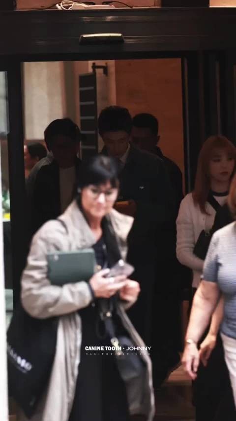 黄景瑜米兰街头被偶遇，亲和签名圈粉意大利