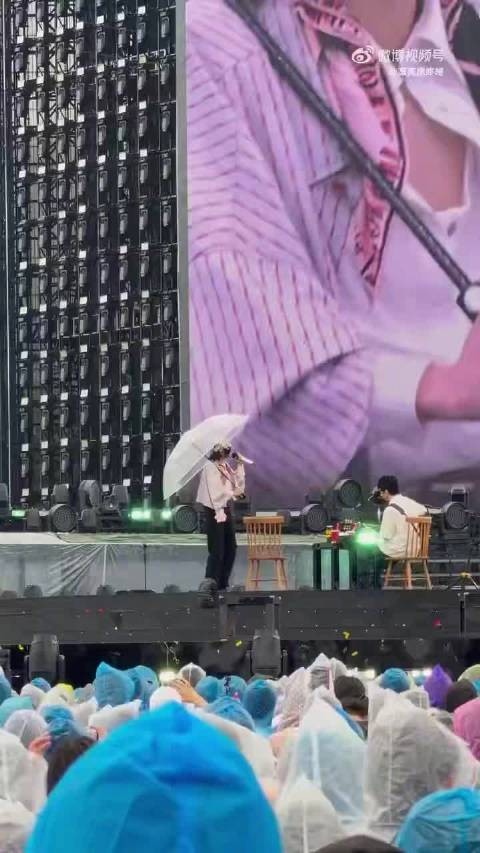 华晨宇演唱会衣领微敞胸肌线条冲热搜,反差感拉满