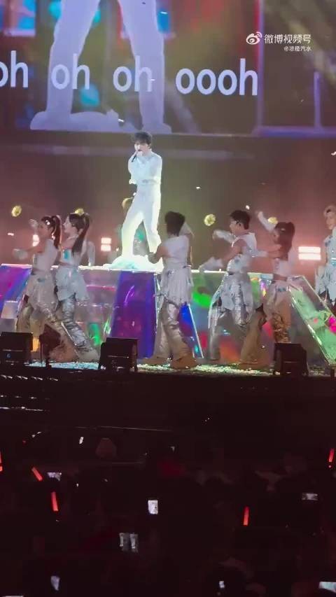 周深衣服掉了,怎么还踢给衣服一脚啊,好可爱的深深!