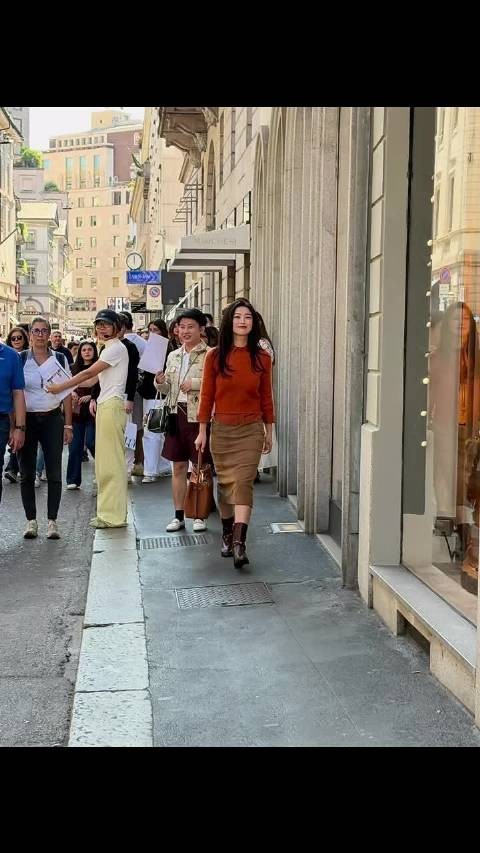 网友在米兰偶遇朱珠，生图这个状态姐完全是来闪耀米兰的吧