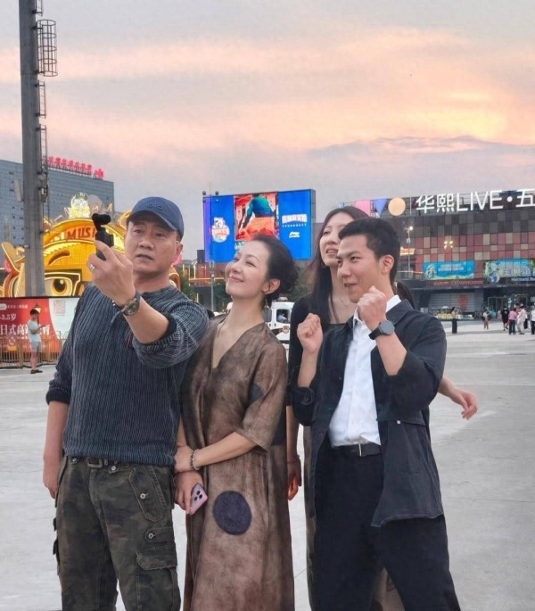 五棵松偶遇胡军一家看汉斯·季默音乐会！17岁胡皓康白衬衫黑夹克站得笔挺，自带高干子弟范儿