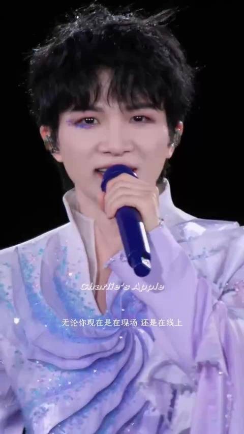周深演唱会上认证周深无处不在，网上那些事他都知道