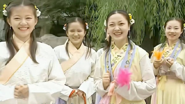 老版《上错花轿嫁对郎》有多穷?首饰全靠捡垃圾,却美得无法超越!