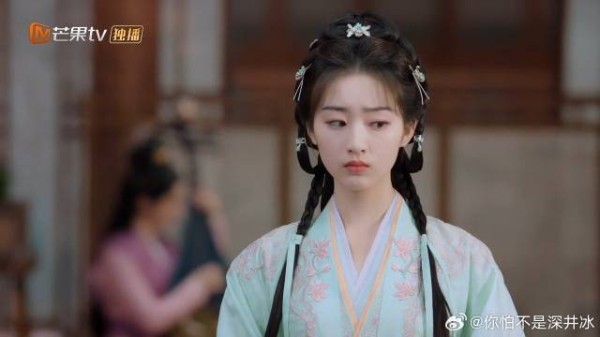 颜幸专心听八卦,下秒侍女被故意推倒,直接摔向颜幸!
