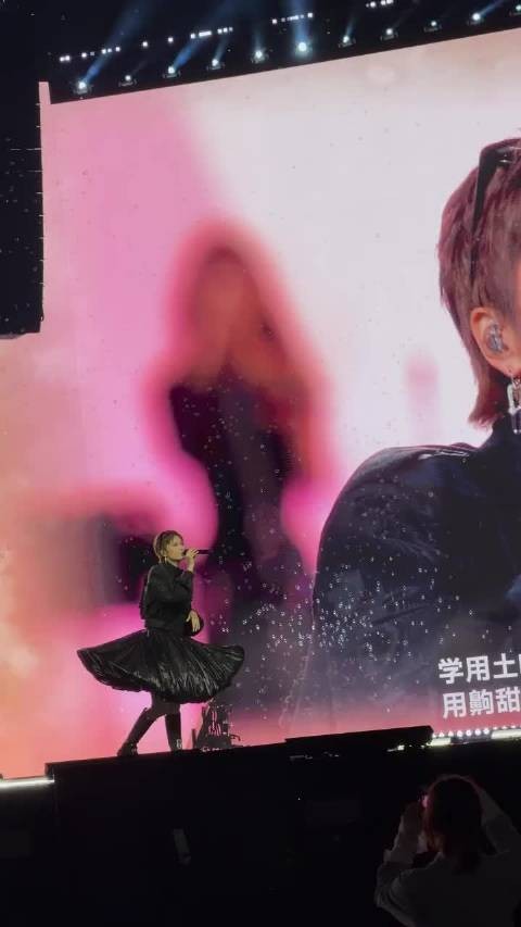 李宇春亮面黑裙蓬松感十足,舞台自带高光