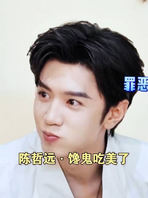 陈哲远陪两位长辈大快朵颐,吃得心满意足!