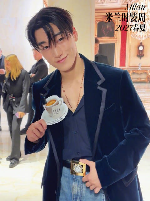 ATEEZ崔伞转身向大家展示自己最爱的look细节米兰时装周时装周