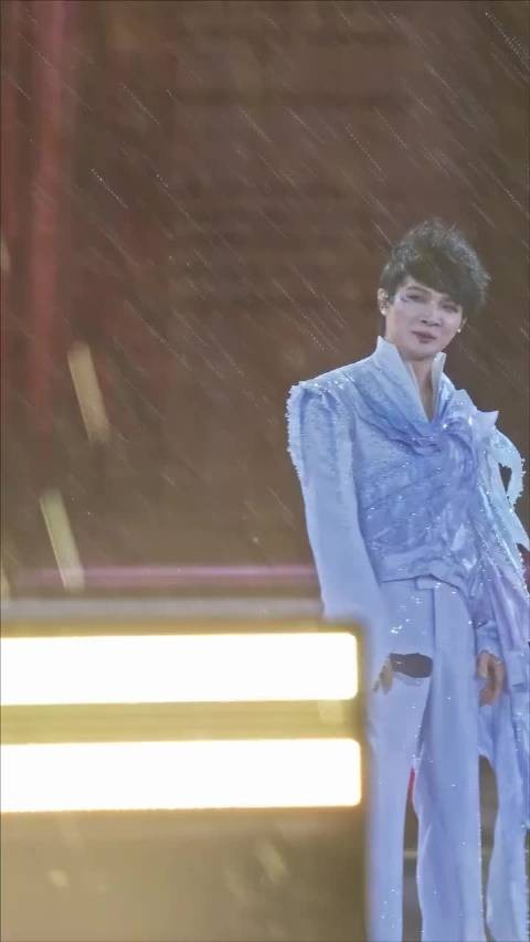 周深演唱会全程拒绝打伞，雨水都落进嘴里了