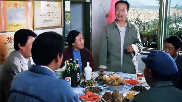 经典老电影,村长手握村里管电的权力,村民家里的生活用电说断就断!
