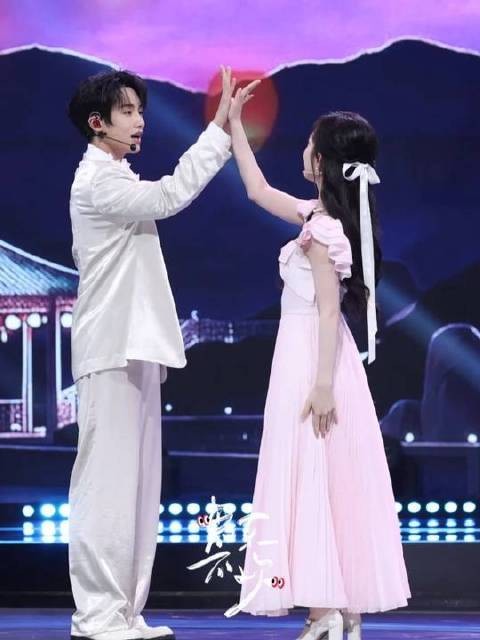 甜蜜暴击来袭～董思成与邓恩熙的棉花糖直拍，软糯又上头！