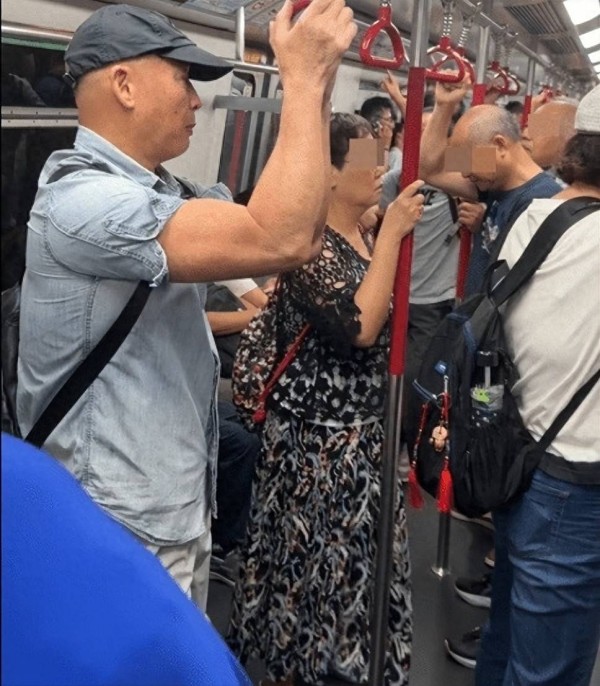 香港资深老戏骨搭港铁被偶遇！76岁手臂结实，哥哥是TVB最佳男配