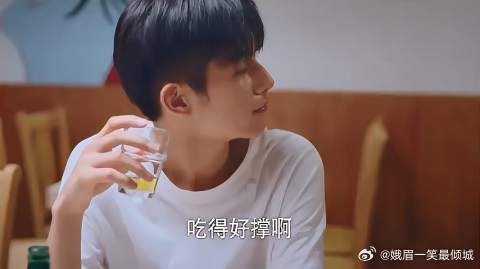 宋威龙也太好看了，总是悄悄看繁星，抿嘴笑真甜