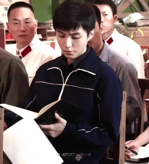 王俊凯这个眼神绝了,非常锋利&坚韧的感觉,就喜欢这种带劲儿的