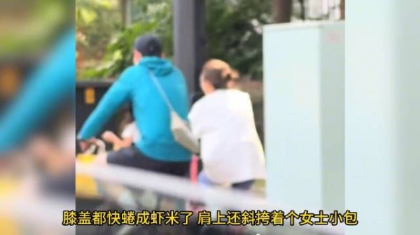 胡歌与妻女在上海街头骑行,让闺女坐车头,他帮老婆背包包