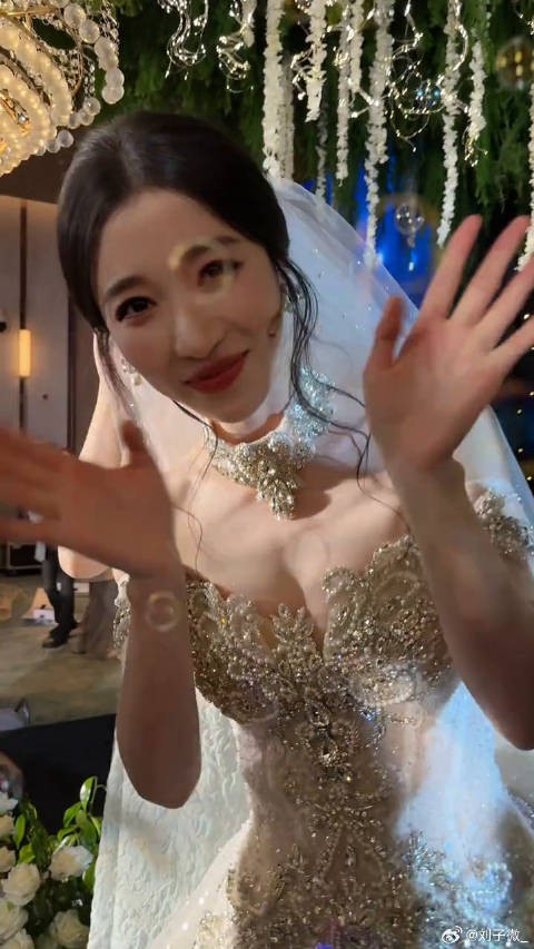 在结婚的时候听到爱豆名字也会眼前一亮!