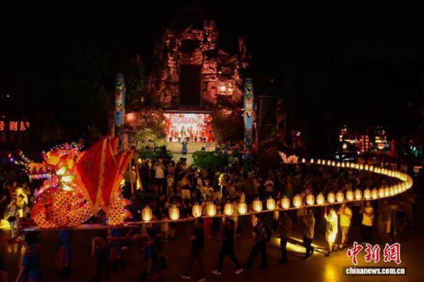 浙江杭州：“千古情狂欢节”助燃节日文旅消费