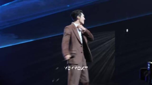 于适西安演唱会唱嗨后自己解扣子解锁深V