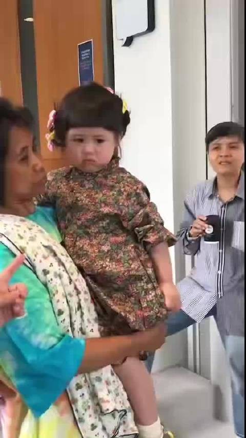 为什么泰女一身边总有蓝蓝的东西