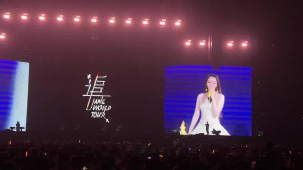 张靓颖英文EP10月6日开售，买一赠单曲双版本
