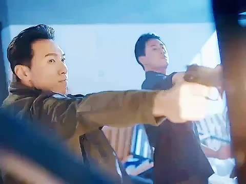营救人质陷入僵局，队长下令正面硬刚