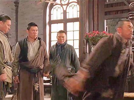 甄子丹化身叶问,以筋骨为笔、气韵为墨,挥洒出咏春宗师的魂与脊梁