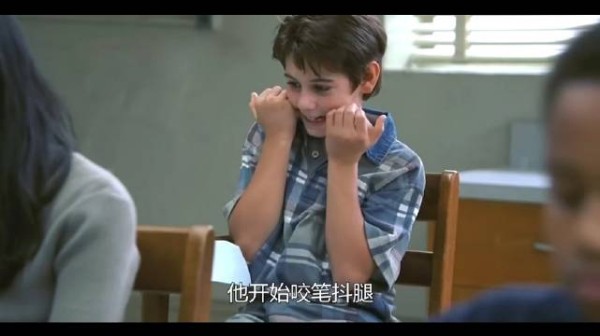 小男孩上课咬笔抖腿被退学,幸亏遇到智慧的妈妈和后来的好老师