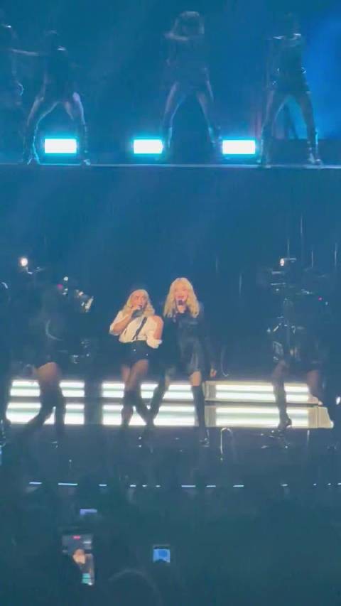 麦奶 Madonna 和匠妹 Sabrina Carpenter 在带来开场合作表演饭拍抢先看