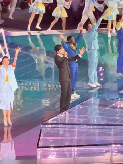 刘宇宁世赛闭幕式压轴,撞头没慌继续唱歌太稳了