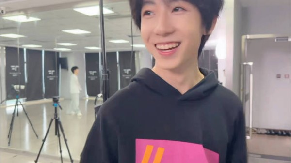 杨博文教室门口陪张函瑞跳自编舞，跳完继续不认识