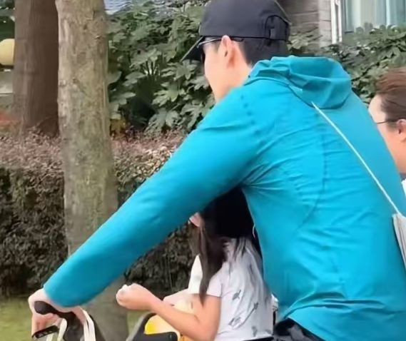 胡歌骑车带娃被偶遇,全程用手护住女儿正脸,这细节谁看了不服?