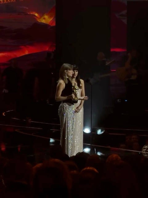霉霉Taylor Swift受颁VMA史上首个“艺人导演荣誉奖Artist Director Honor”