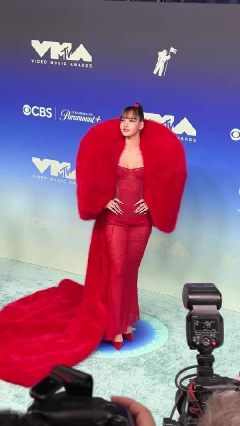 Lisa出席VMA颁奖礼，一身红衣惊艳四座