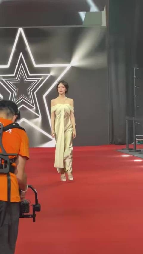 很多小演员感觉他们做团播应该比做演员赚钱多了吧,哪个赚钱做哪个很正常吧