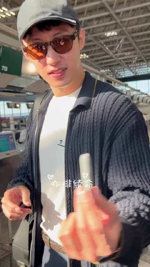 黄景瑜米兰返程送机直拍太有感觉,原声唠嗑随性又可爱…