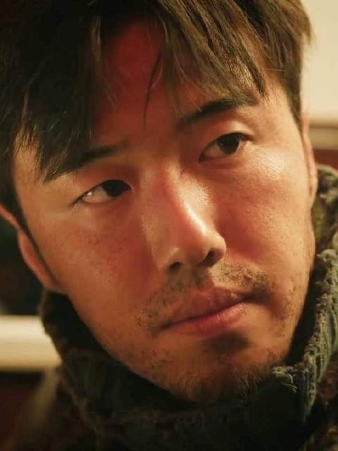 员工深夜巡查雪中现冻僵活人，寒夜惊现冰雕男尸