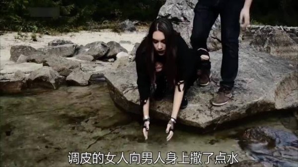 调皮的女人往男人身上洒水