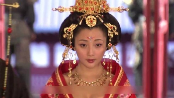 “皇帝看上了儿媳妇,假扮乐师接触儿媳,婆婆知道后怒罚儿媳!”