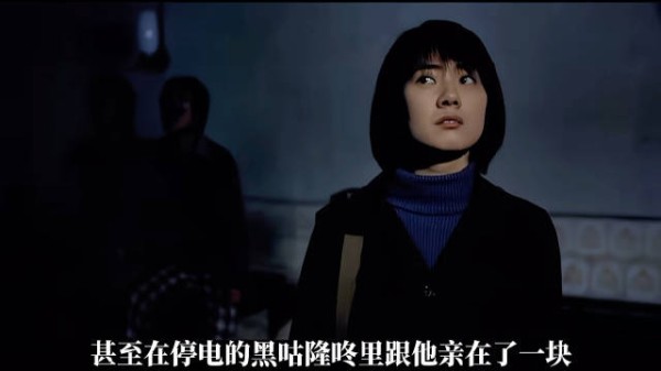 少女在偏远的异乡慢慢长大,对懵懂的爱意心生向往,平淡枯燥的生活里…