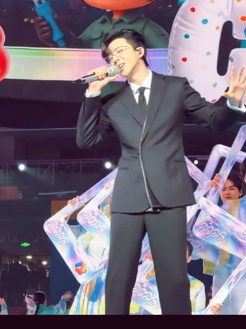 我泱泱大国的门面实力担当现场真的是超live 又高又帅唱功又强 太牛了