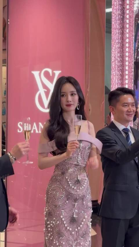 杨幂对我举杯了！ 啊啊啊啊好幸福