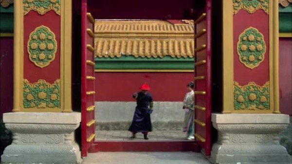 甄嬛参观碎玉轩,碎玉轩内设施建筑齐全,还有皇后吩咐新种下的金桂