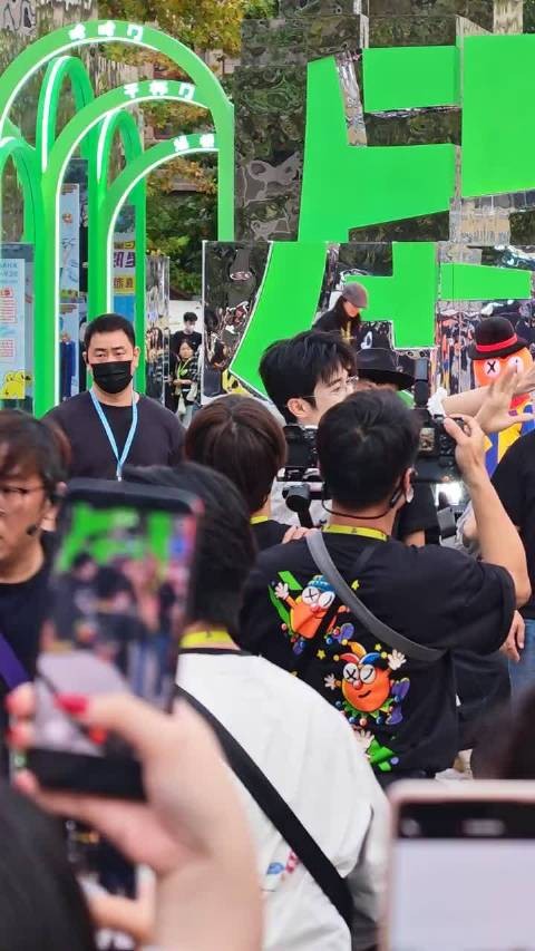 现场粉丝小声喊他比心，他瞬间捕捉到，立刻抬手回应，这份双向奔赴真的太戳人
