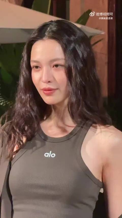 钟楚曦简约运动穿搭,从健身房直接过来展现舒适时髦力量感