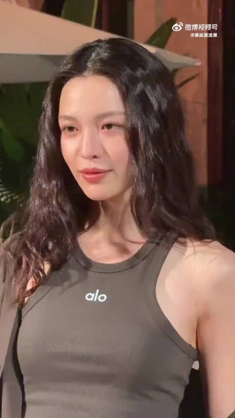 钟楚曦直角肩撑起百变穿搭,穿吊带无滑落烦恼