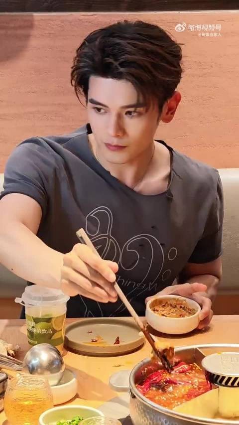 姚弛与粉丝吃火锅干杯19次