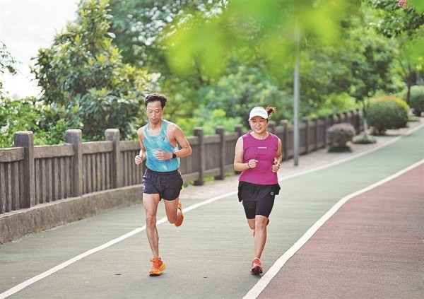 跑步爱好者在湖北巴东县的滨江健康步道跑步。新华社发
