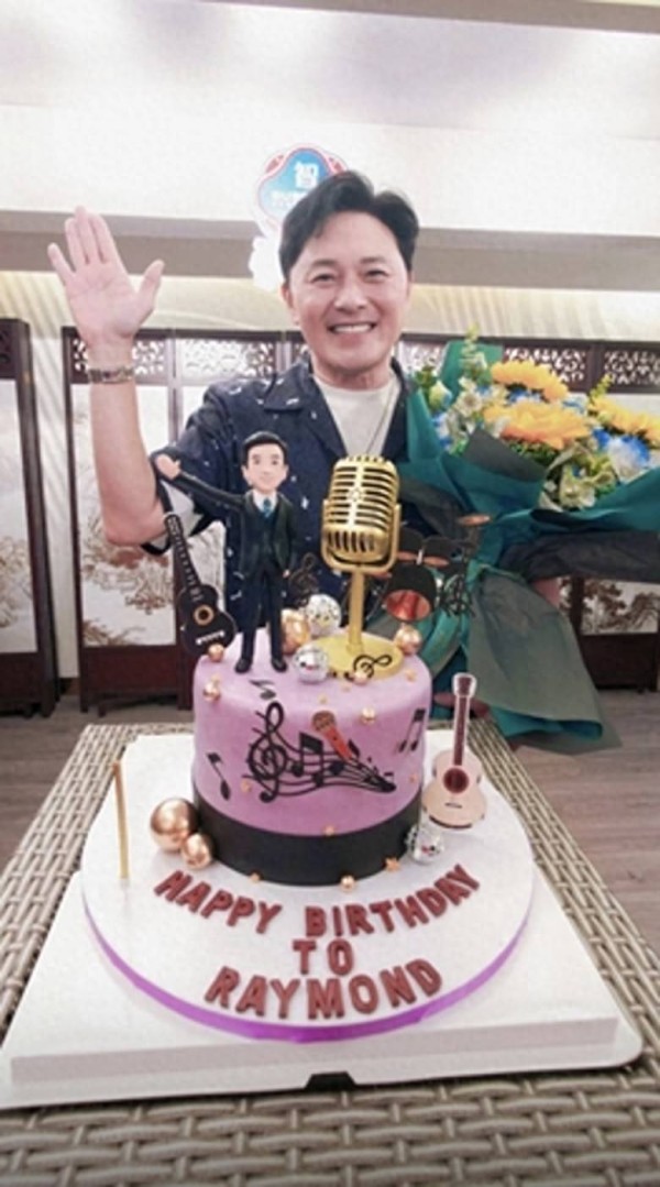 香港知名男星18岁儿子罕见露面!帅气留长曲发,网友集体喊出道