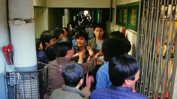 邻居手持棍棒围堵精神康复者阿权，高喊驱逐疯子