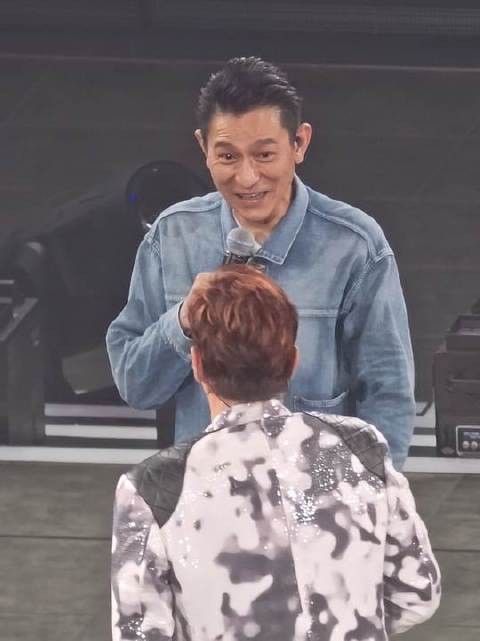 刘德华恳请校长把演唱会唱下去吧！我真心盼着——这舞台不能停！